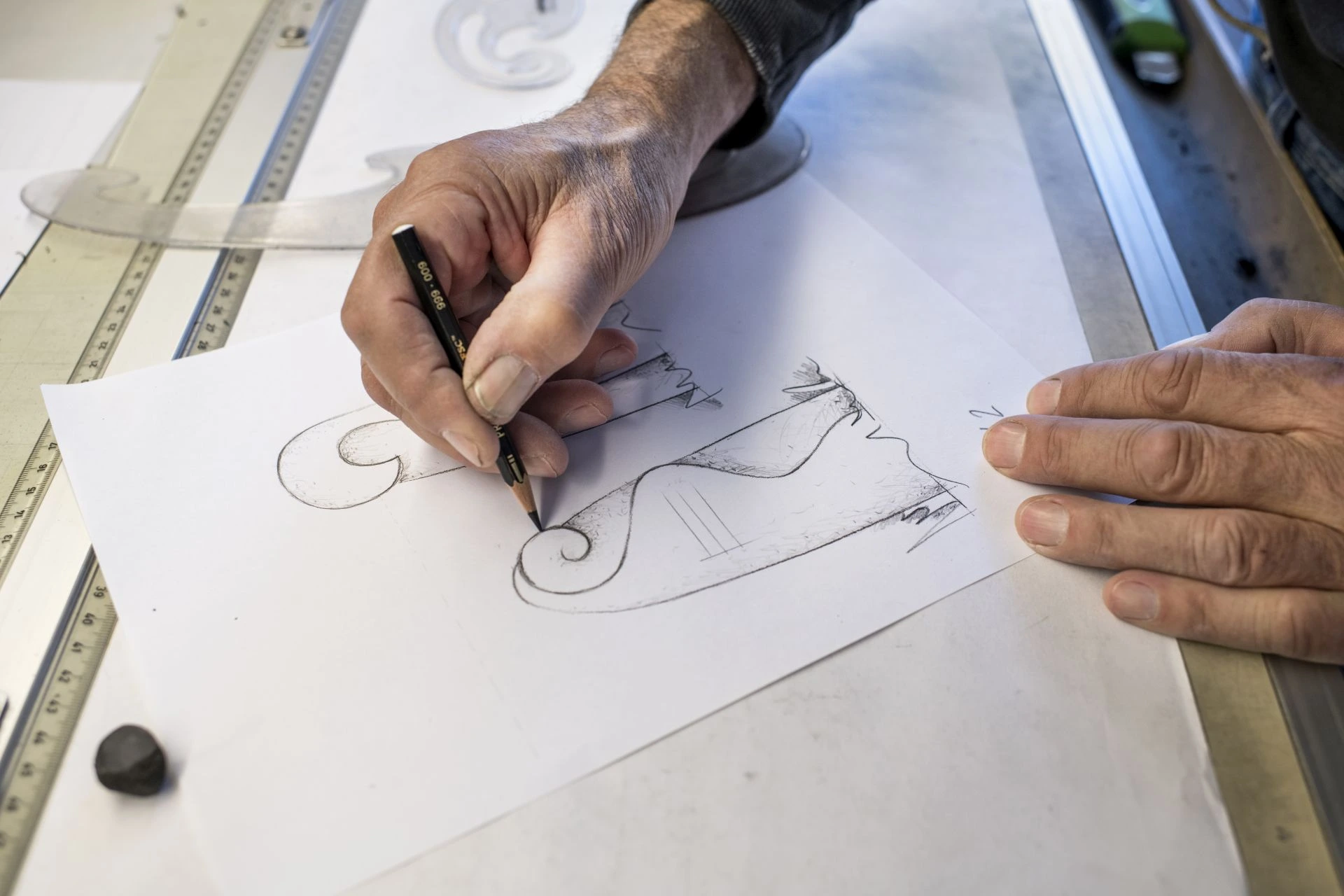 Skizzen und Entwürfe für Grabsteine – individuelle Planung beim Steinmetz in Thun.