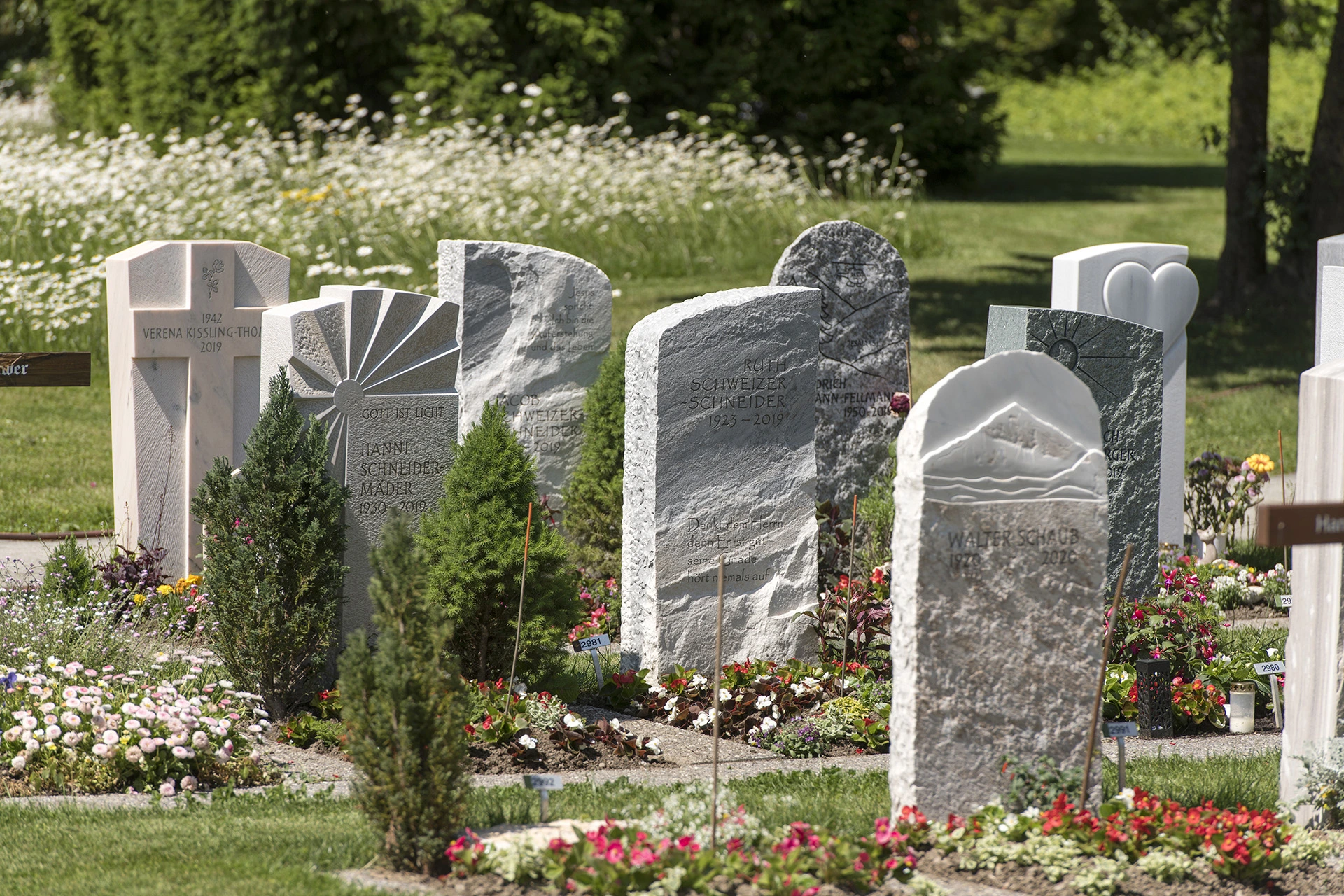 Verschiedene Grabsteine und Materialien als Inspiration auf dem Schorenfriedhof Thun.