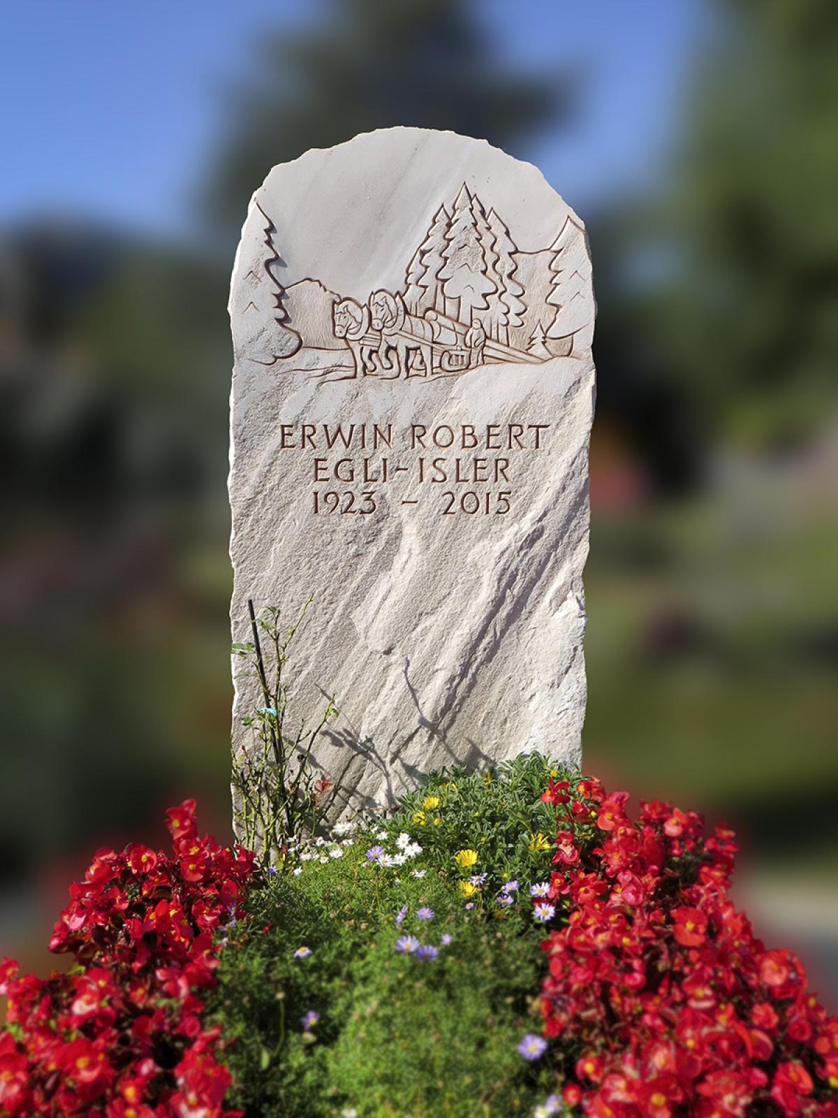 Ein Grabstein mit Holzfäller-Motiv – Frutigen, Kandersteg und Zweisimmen stehen für alpine Erinnerungskultur.