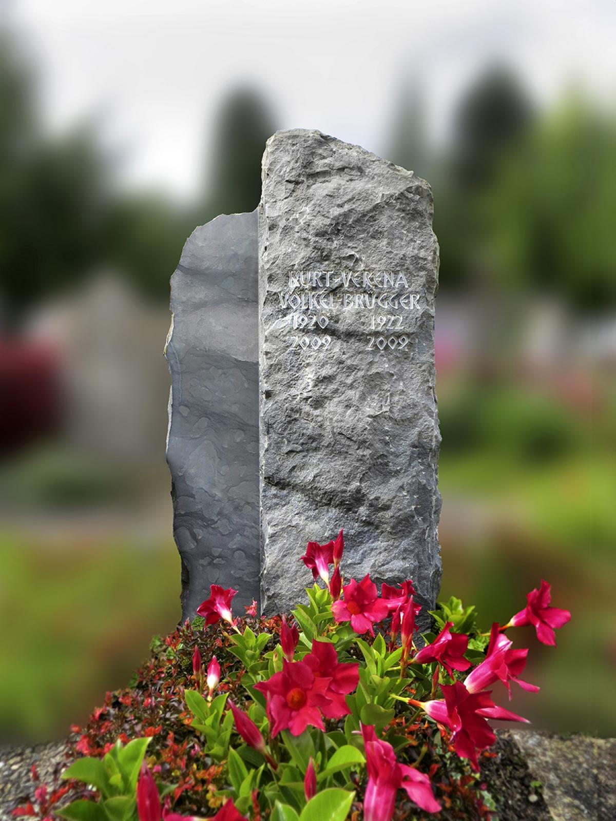 Moderner Naturstein-Grabstein aus Blausee-Kalk – würdevoll gestaltet für Friedhöfe in Thun, Bern und Wallis