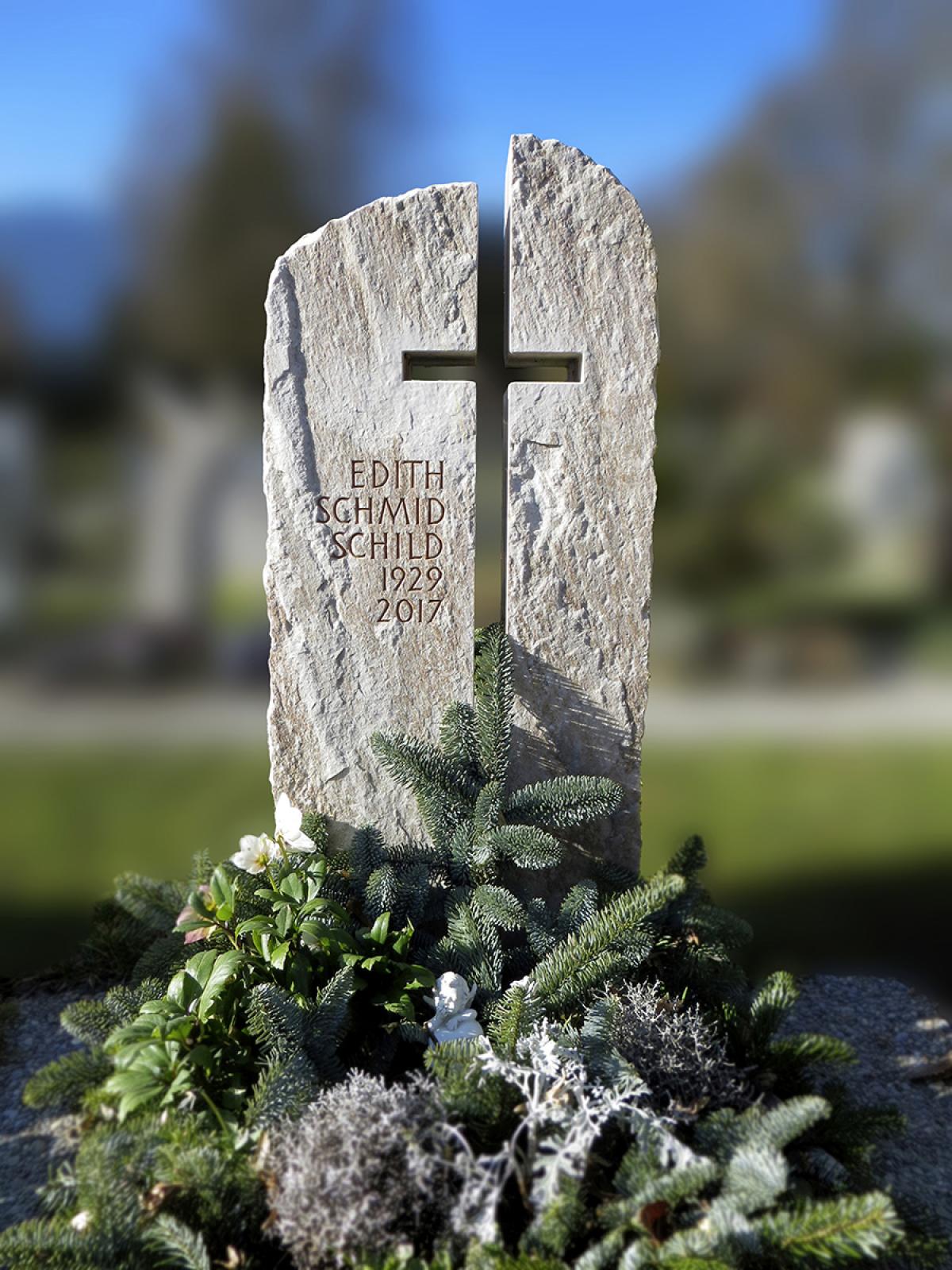 Zweiteiliger Naturstein-Grabstein mit Kreuzsymbol – ideal für Friedhöfe in Burgdorf, Solothurn und Wallis