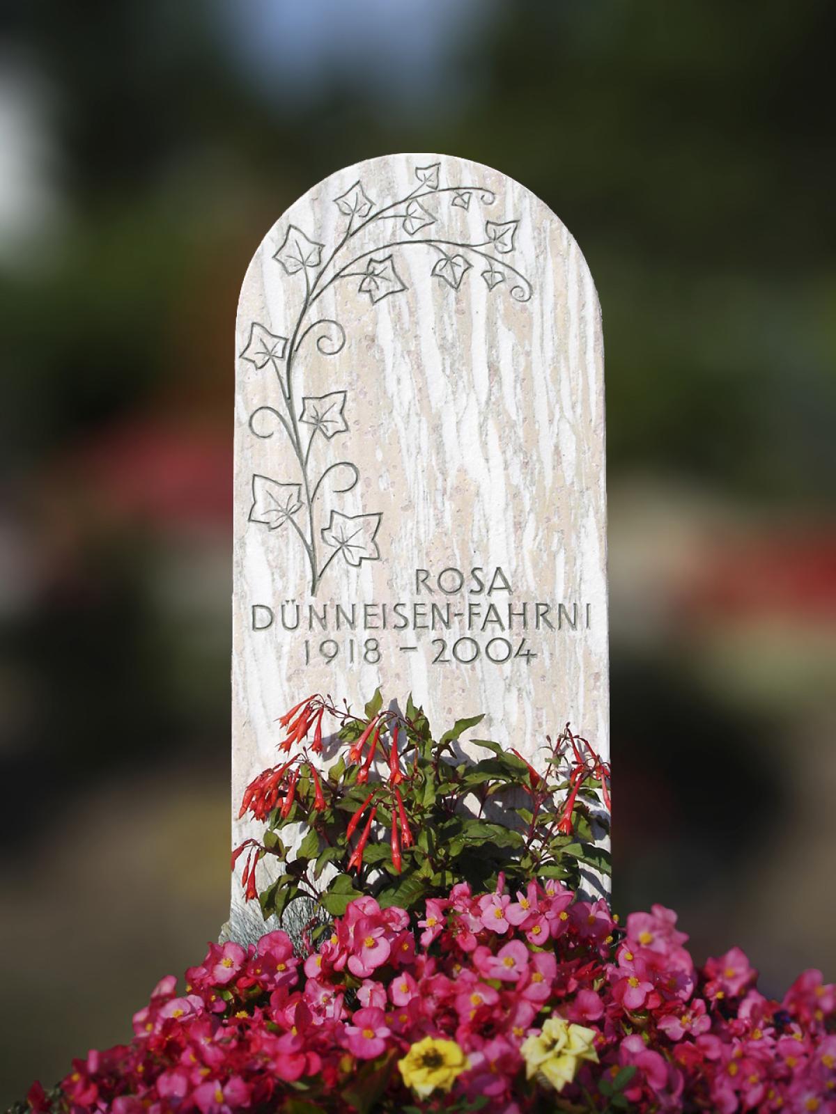 Eleganter Grabstein aus Naturstein mit Rundbogen und Efeu, gefertigt vom Bildhauer in Thun für Bern & Wallis