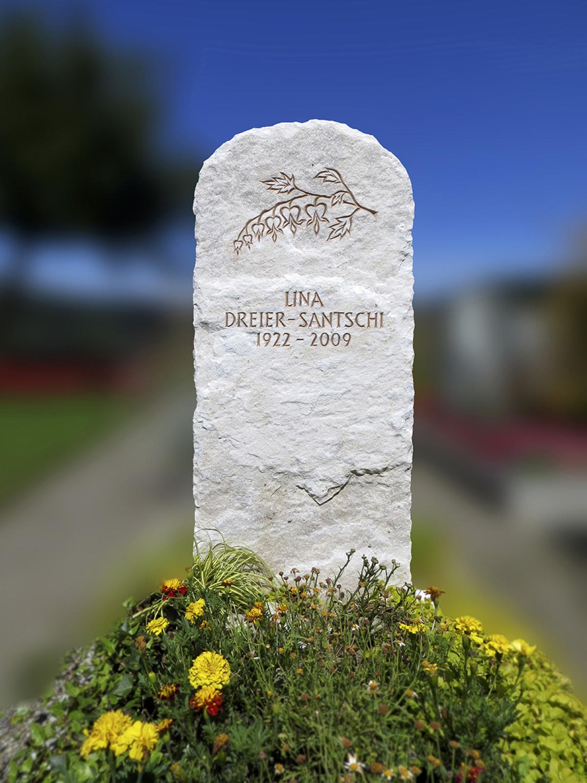 Eleganter Marmor-Grabstein mit Zweigmotiv – würdevoll für Friedhöfe in Adelboden, Unterseen und Reutigen.