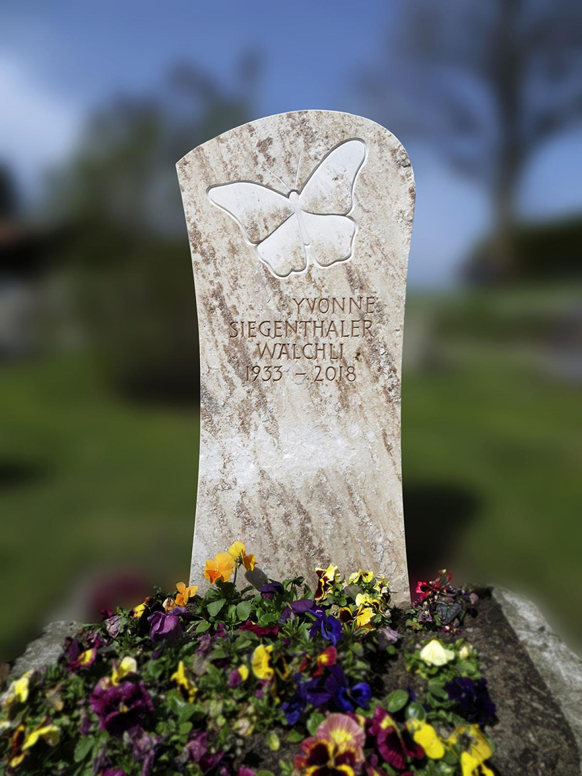 Für Friedhöfe in Burgistein, Längenbühl und Reichenbach – ein Grabmal mit zarter Symbolik und tallierter Form