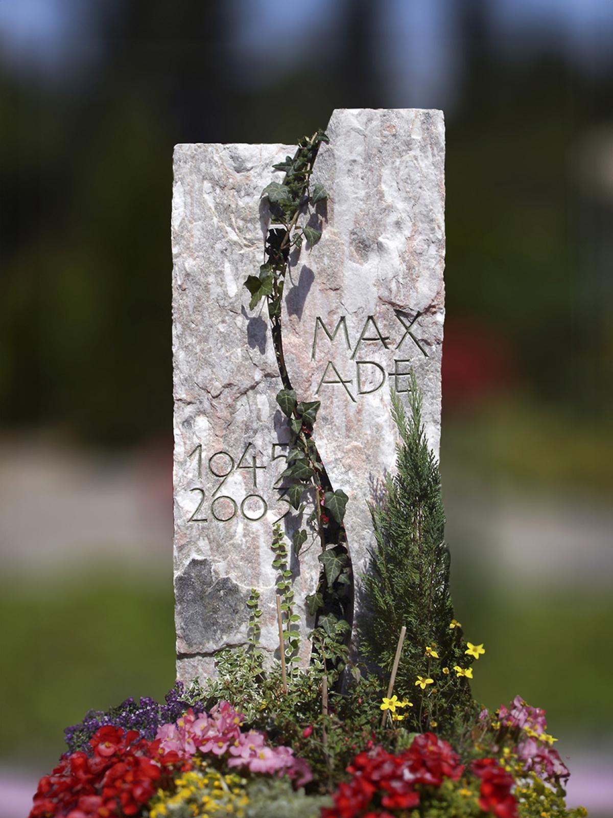 Grosshöchstetten, Spiez und Münsingen – ein Polar-Rot-Grabstein mit Lebensweg für bleibende Erinnerungen.