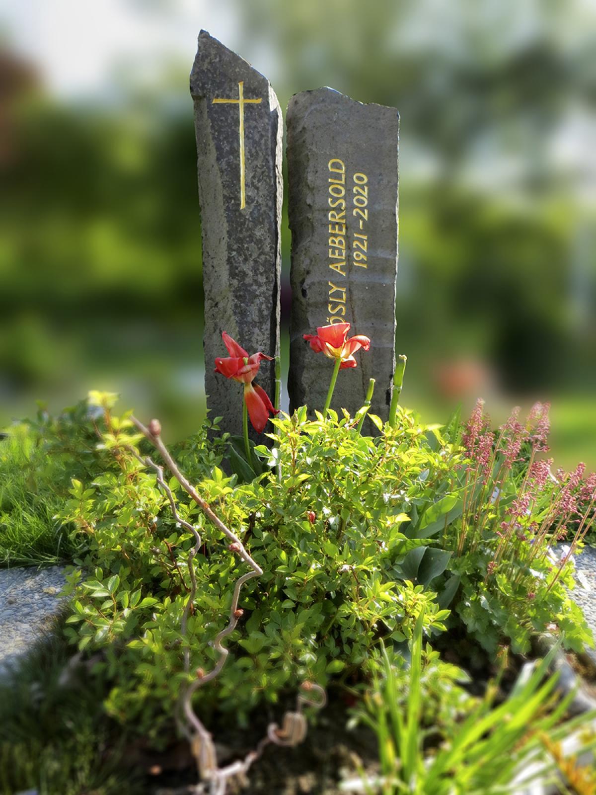 Für Friedhöfe in Spiez, Heimberg und Wattenwil – moderner Basalt-Grabstein mit Kreuzsymbol